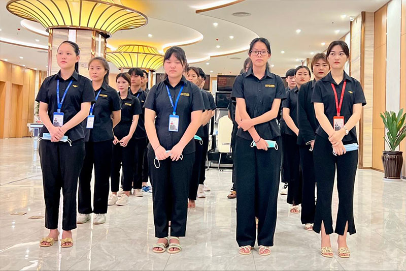 华纳万宝路公司客服团队整齐列队合影，统一黑色客服制服佩戴工牌
